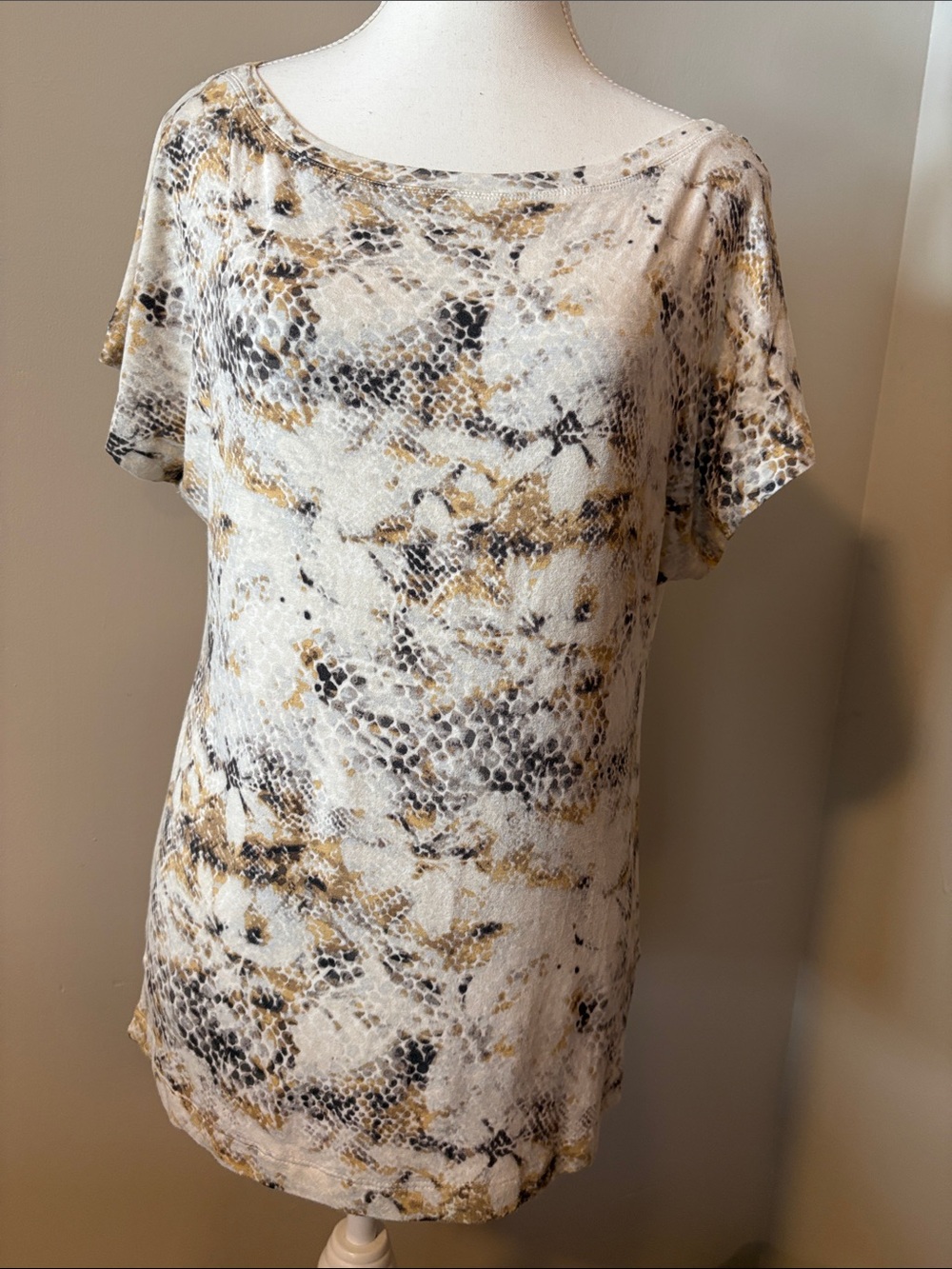 St. John Short Sleeve Snake-Print Tee in Cream, Tan & Black. Size P